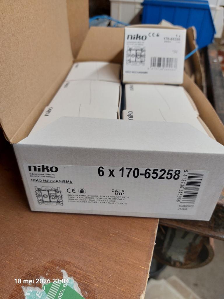 Niko coax +utp sokkel, Doe-het-zelf en Bouw, Elektriciteit en Kabels, Ophalen