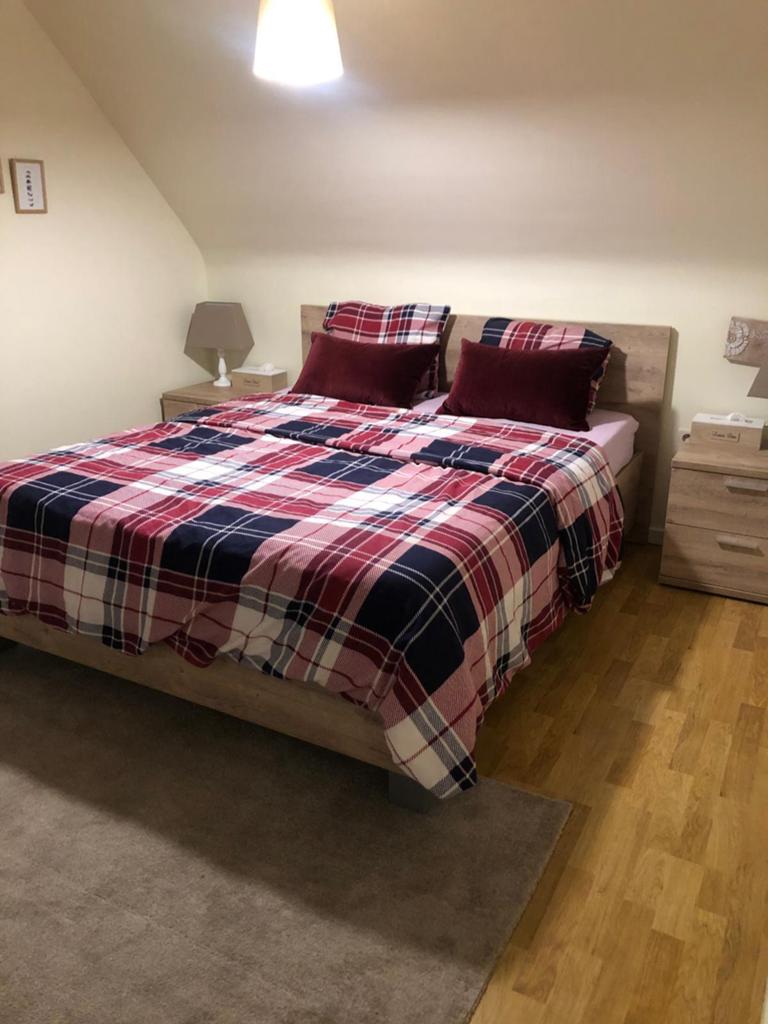 2-persoonsbed van 160 cm+lattenbodem, matras en nachttafels, Huis en Inrichting, Slaapkamer | Boxsprings, Ophalen, Zo goed als nieuw