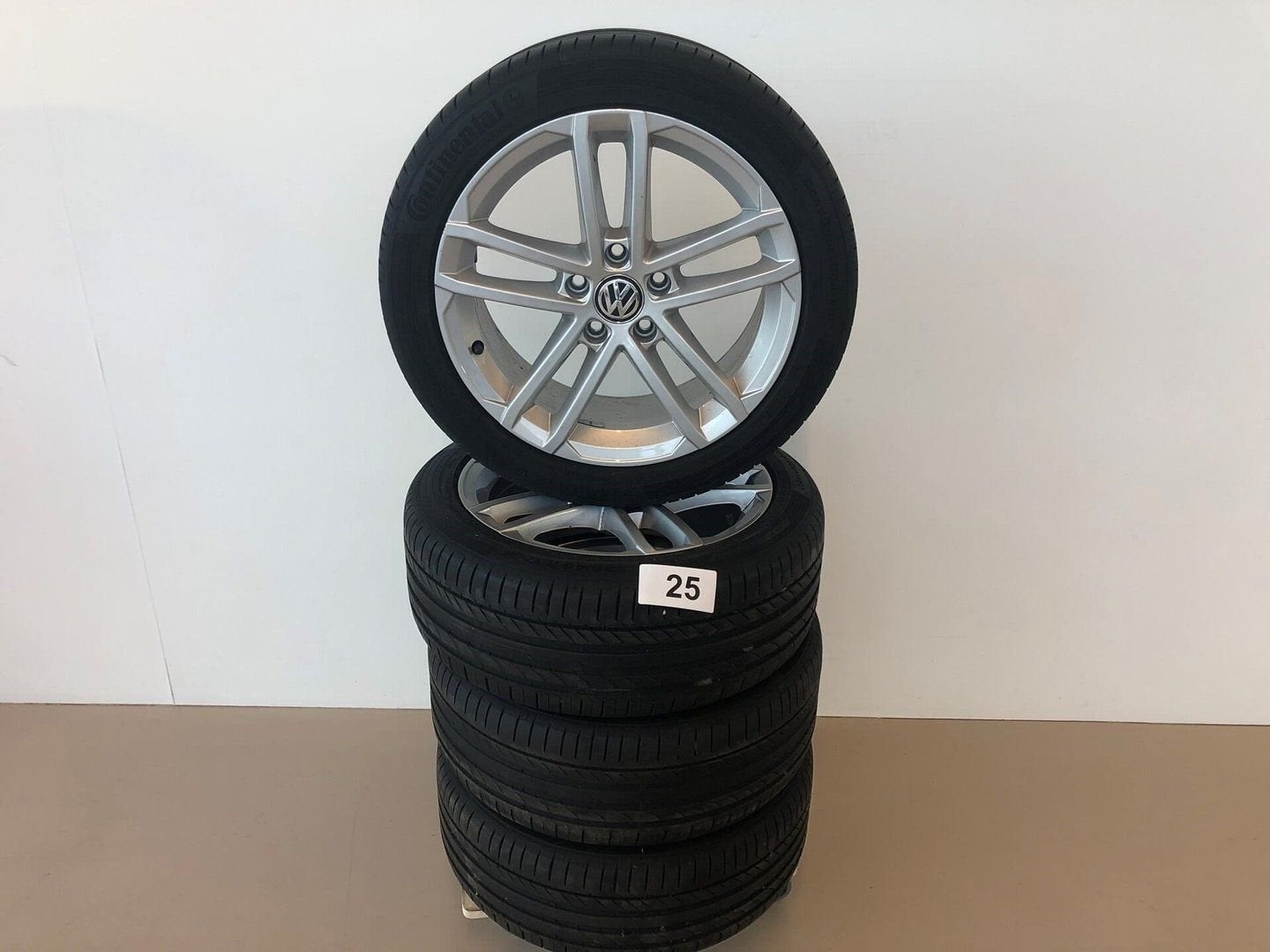 Volkswagen GTI set velgen + zomerbanden 225-45-17 Continenta, Autos : Pièces & Accessoires, Pneus & Jantes, Pneus et Jantes, -