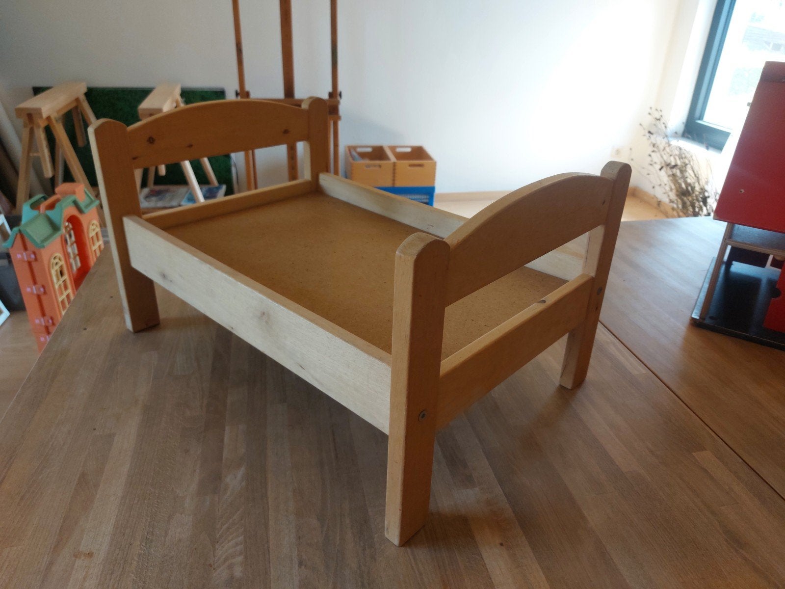 Lit de poupée en bois, Enlèvement