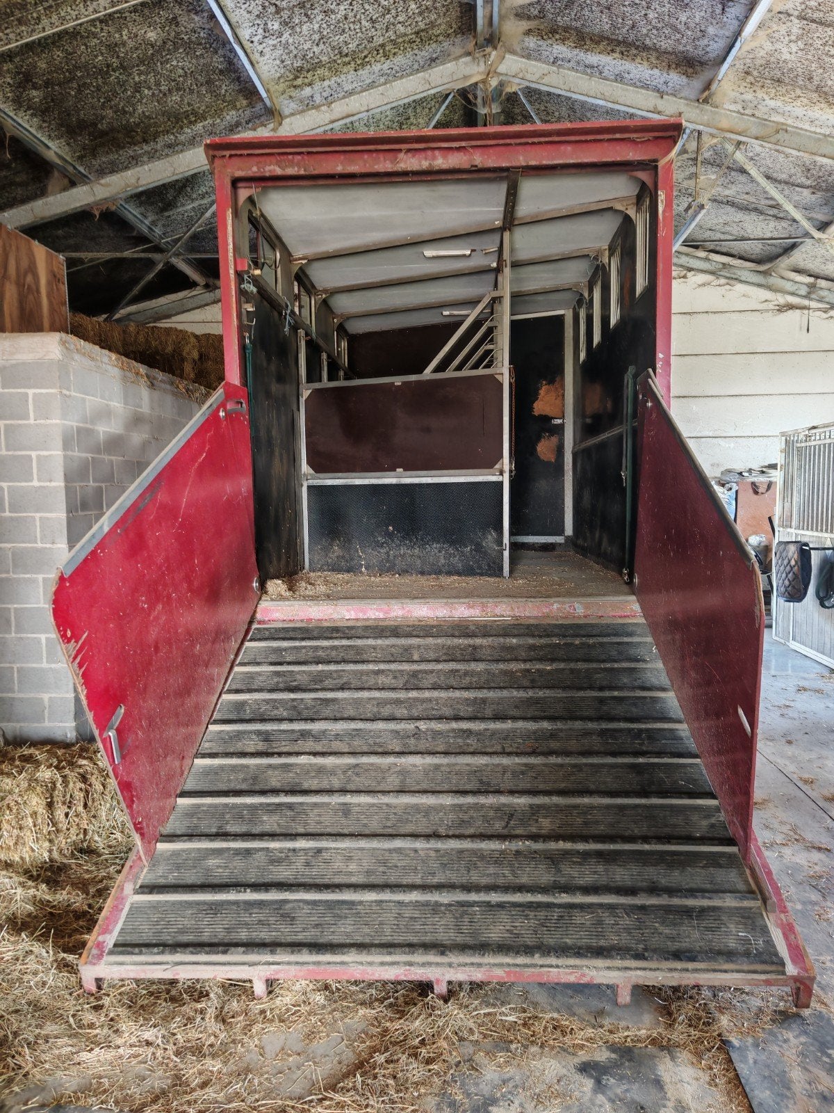 Binnen kant paardenvrachtwagen, Enlèvement