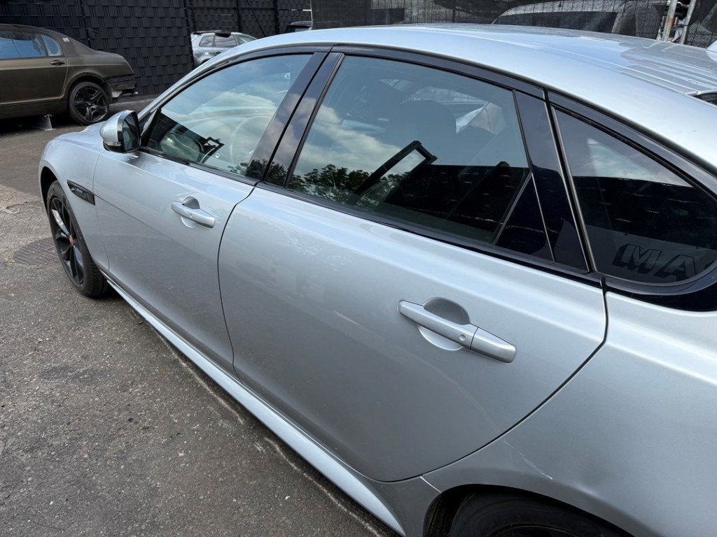 PORTIER LINKS ACHTER Jaguar XF (X260) (|T2H35823|T2H4137|), Campus Kronberg 7
61476  Kronberg im Taunus, DE, Gebruikt, Deur, Jaguar