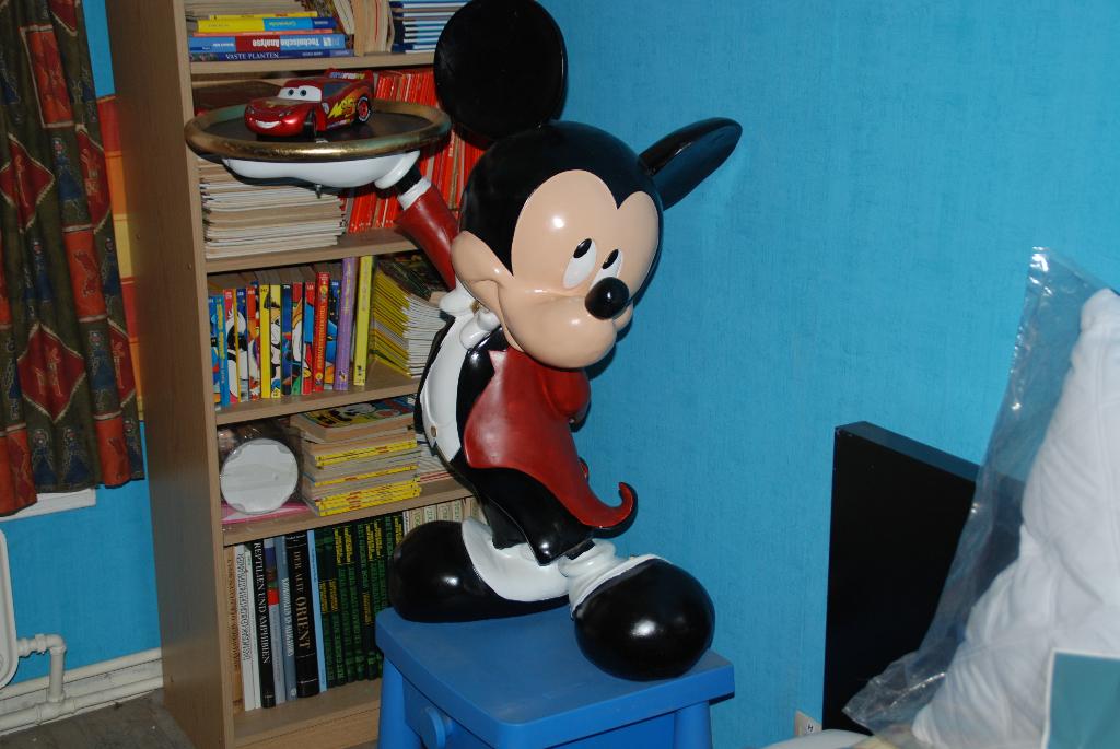 klassiek beeld van Mickey Mouse als butler, Enlèvement, Mickey Mouse, Comme neuf