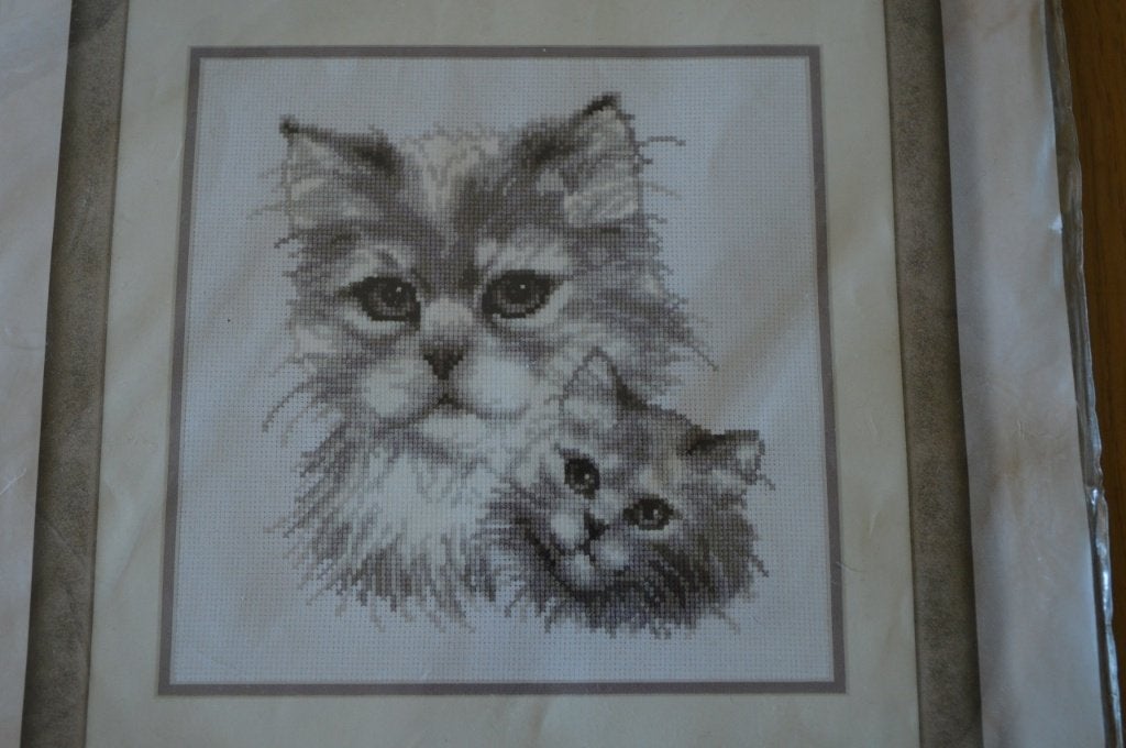 DMC Vervaco poeslief in grijs 23 x 23 cm compleet pakket, Hobby & Loisirs créatifs, Enlèvement ou Envoi, Neuf, Broderies à la main