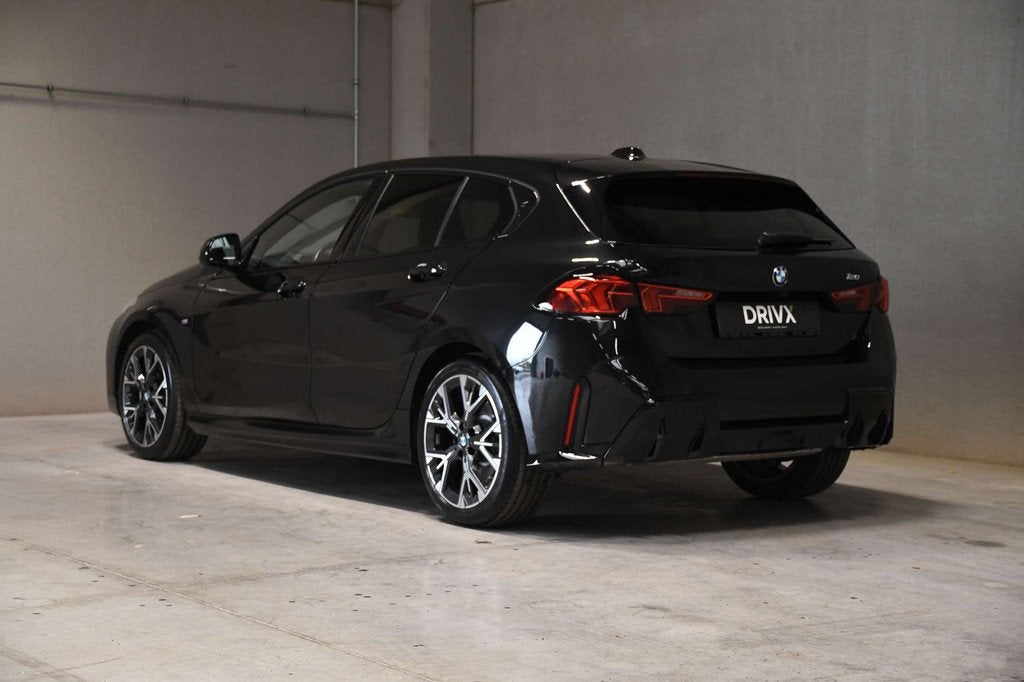BMW 1 Serie 120 120 Aut. M-Sport / HUD / 360 / KEY LESS, Auto's, BMW, 1 Reeks, Gebruikt, Zwart, Alcantara