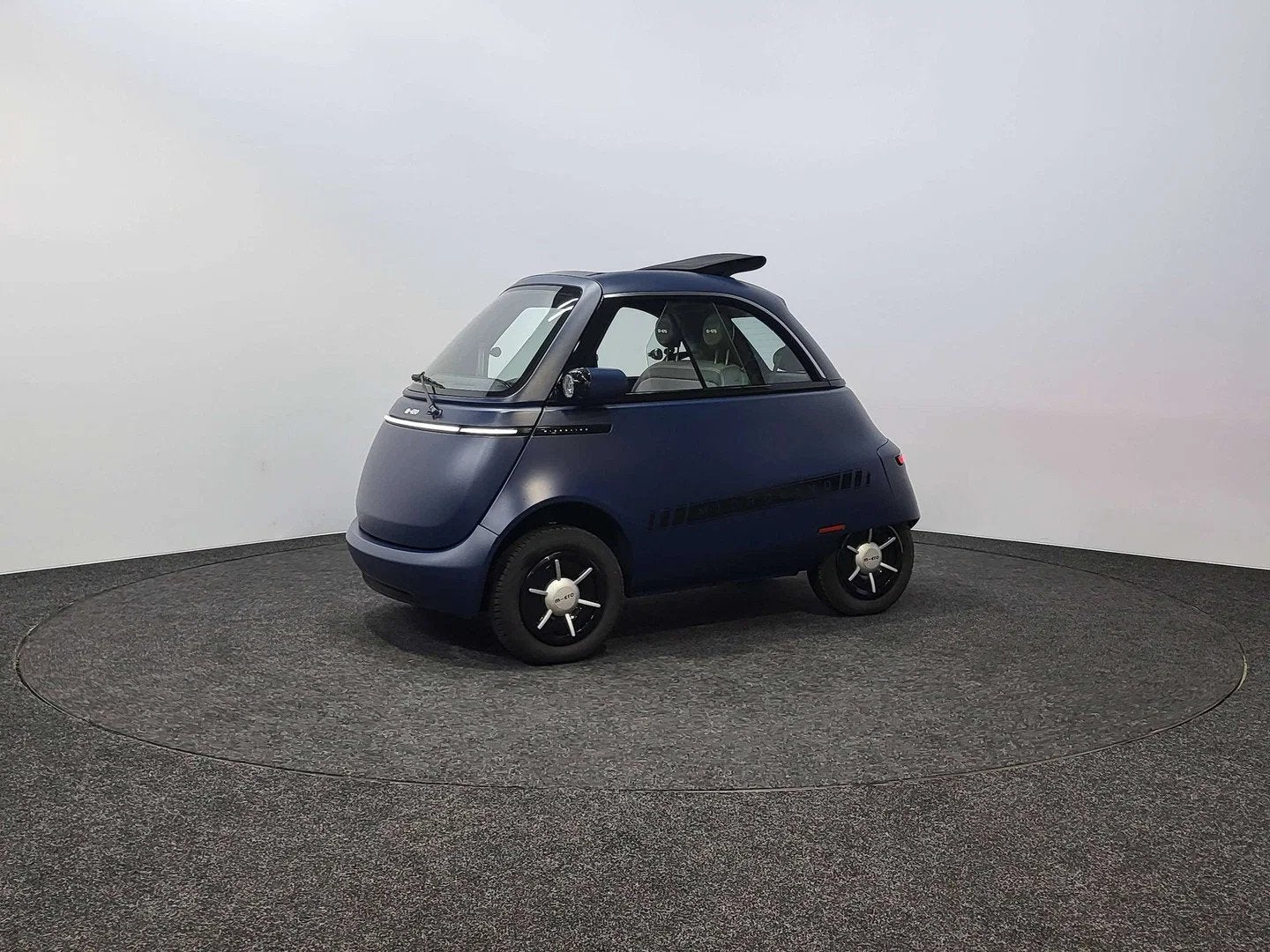 MICRO Microlino B RIJBEWIJS | 10.5 kWh | BTW Wagen | 90km/h, Auto's, Stof, Zwart, 12 kW, Nieuw
