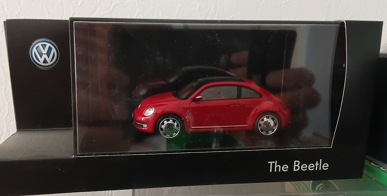 Volkswagen New Beetle rouge 1:43 dans une vitrine Schuco., Enlèvement ou Envoi, Schuco