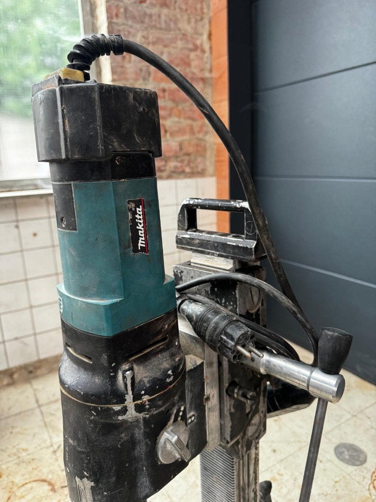 Diamantboormachine Makita op statief, Ophalen, Gebruikt, Boormachine