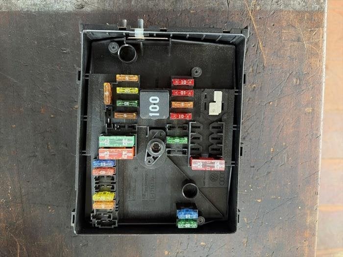Boîte à fusibles d'un Volkswagen Caddy, Volkswagen, -, 3 mois de garantie, Utilisé