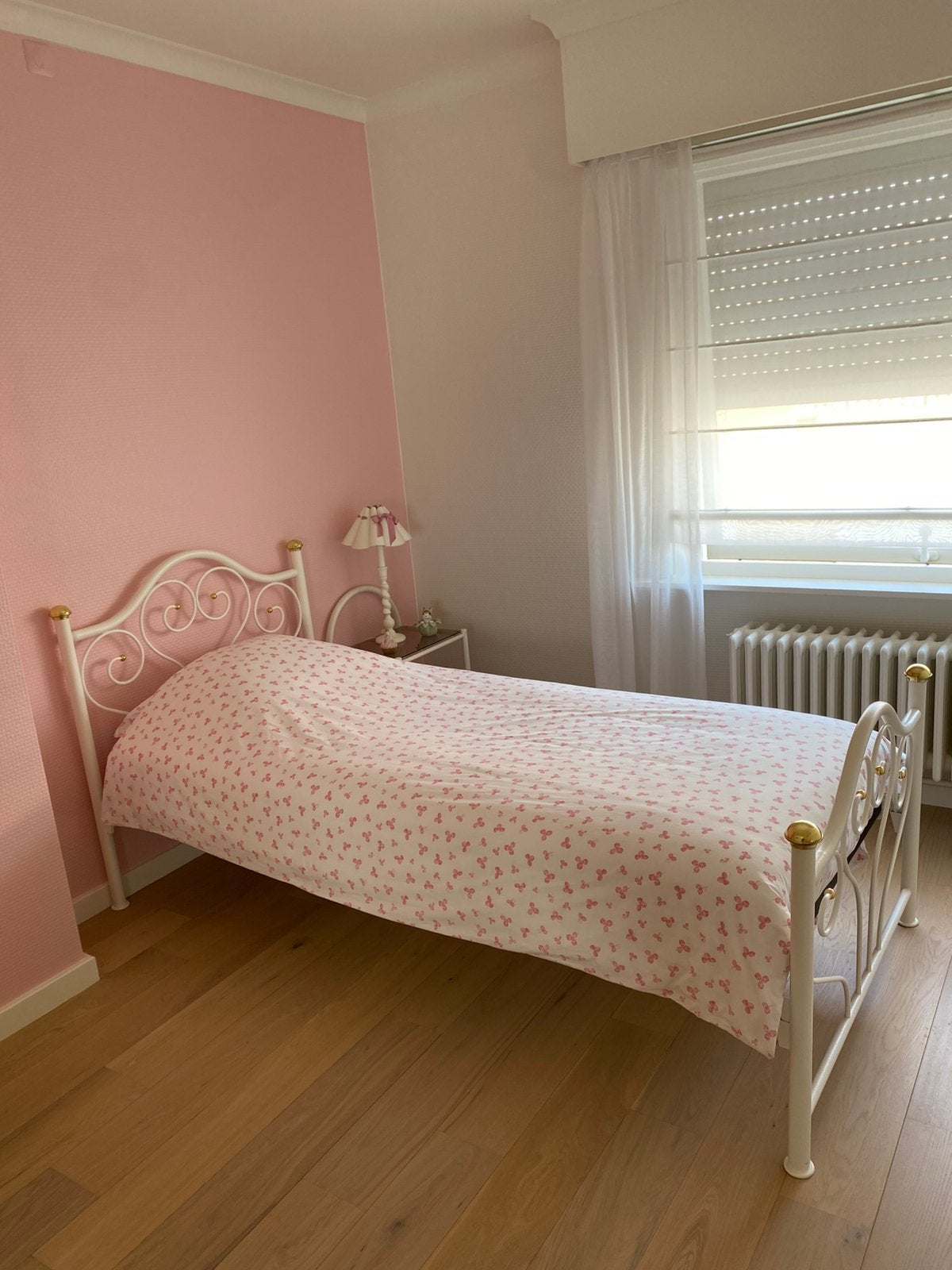 Lit simple avec matelas, duvet, housse + table de chevet, Enlèvement