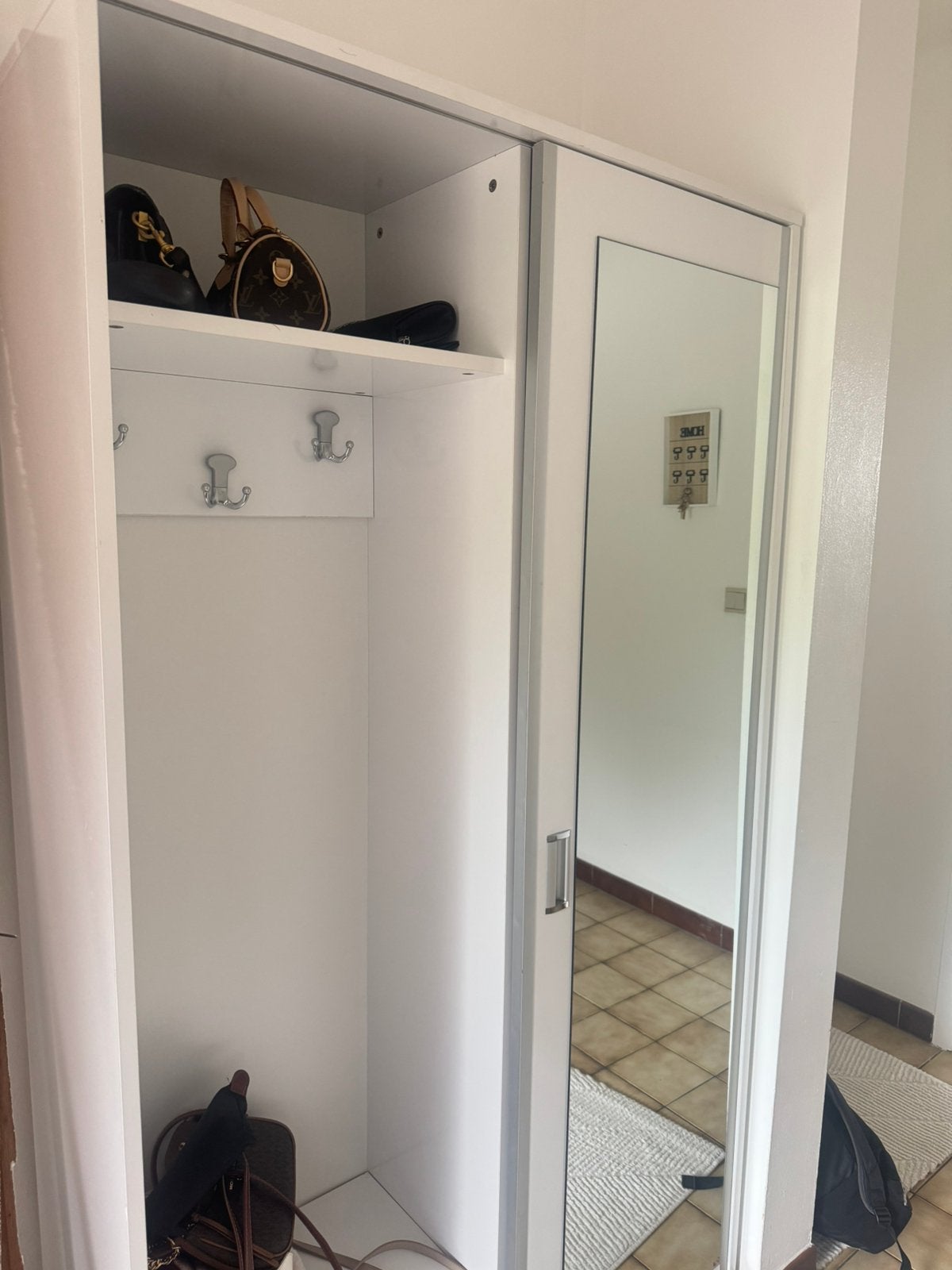 Te koop: Moderne witte halkast met schuifspiegel, Huis en Inrichting, Ophalen, Zo goed als nieuw