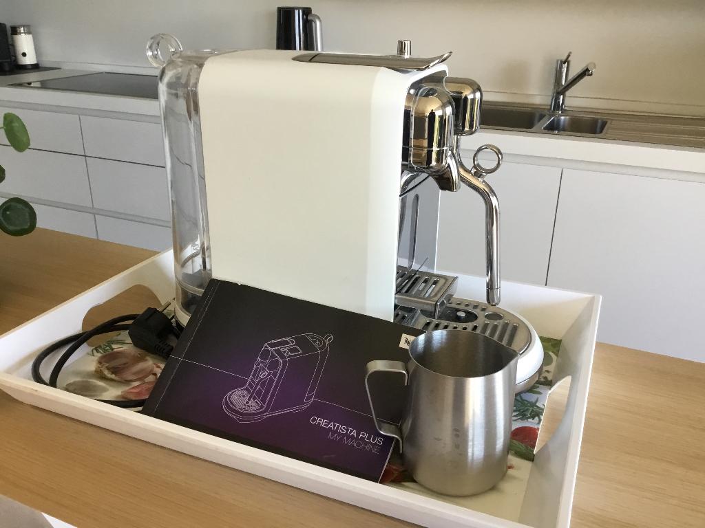 Nespresso Creatista Plus, Machine à espresso, Réservoir d'eau amovible, Dosettes et capsules de café, Utilisé