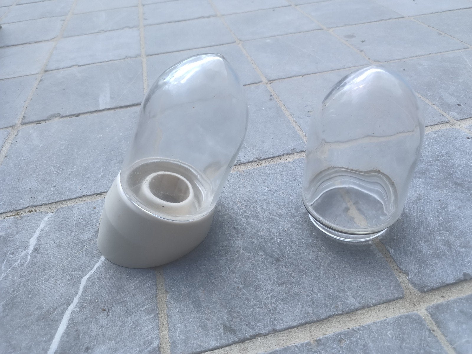 2 oude glazen lampenkappen en 1 houder, Ophalen
