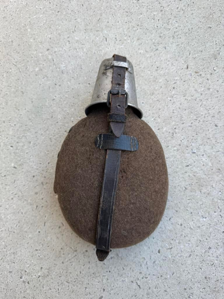 Wo2 Duitse veldfles met drinkbeker zoldervondst, Verzamelen, Ophalen of Verzenden
