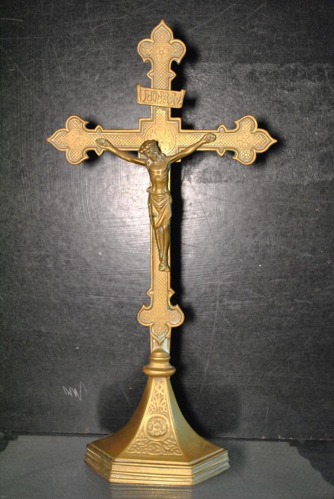 Ancien grand crucifix en métal doré sur socle hexagonal 44cm, Enlèvement ou Envoi