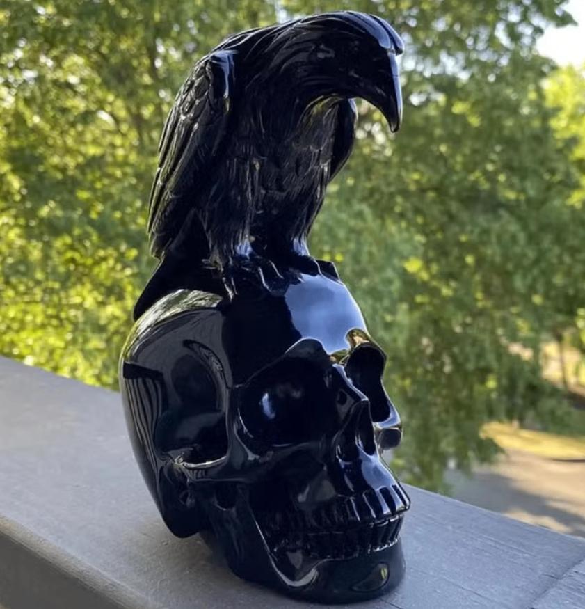 Statue décorative Corbeau sur crâne noire (18cm)