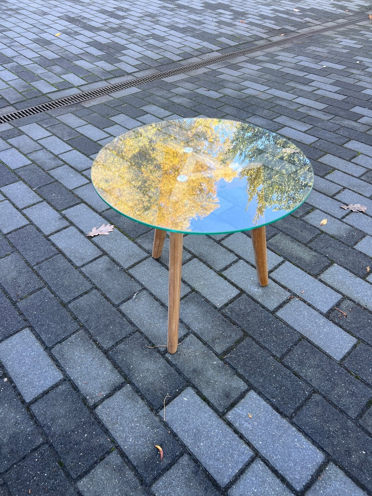 Kleine ronde glazen salontafel met houten poten, Tuin en Terras, Ophalen, Zo goed als nieuw, Hout