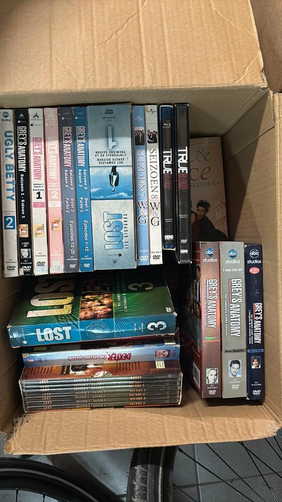 Doos met verschillende series op DVD, Cd's en Dvd's, Ophalen, Gebruikt