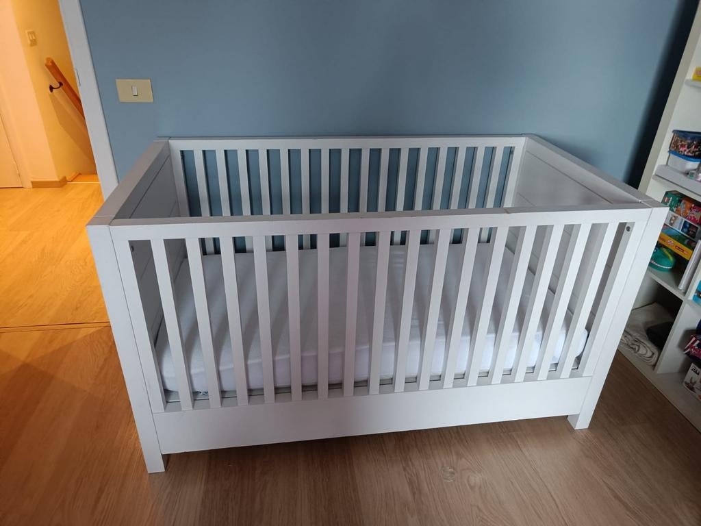Stevig wit babybed + matras
- 120x60cm - incl. levering, Kinderen en Baby's, Ophalen, Gebruikt, Jongetje of Meisje