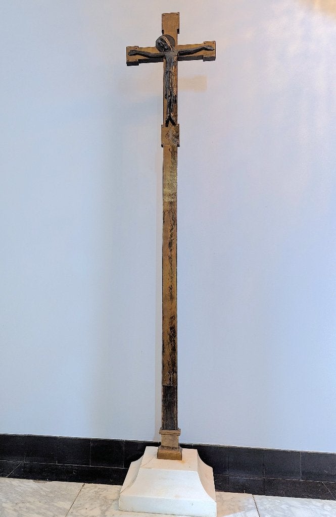 Monumentaal modernistisch kerkcrucifix marmeren voet (220cm), Enlèvement