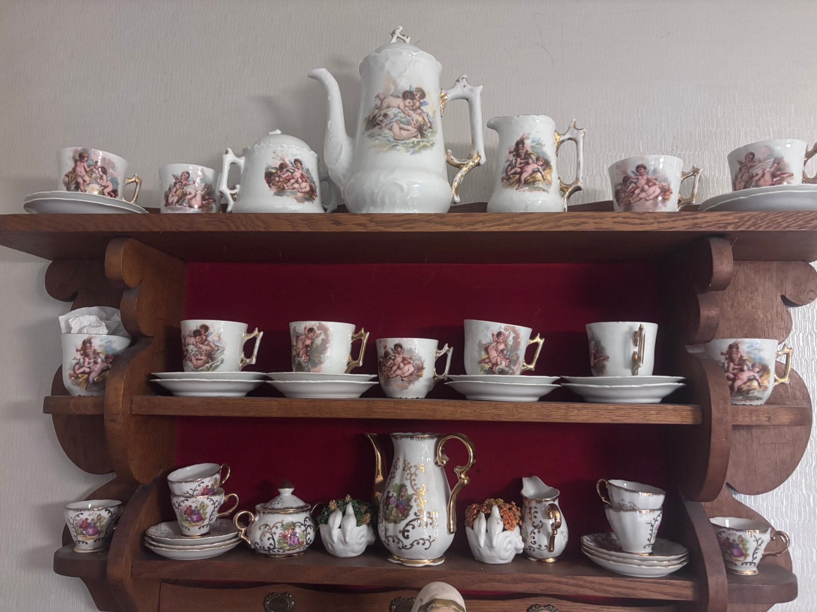 Antiek houten wandrek met porseleinen koffie-/theeservies, Antiek en Kunst, Ophalen