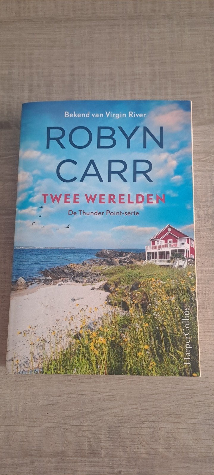 Twee werelden van Robyn Carr, Ophalen of Verzenden, Zo goed als nieuw
