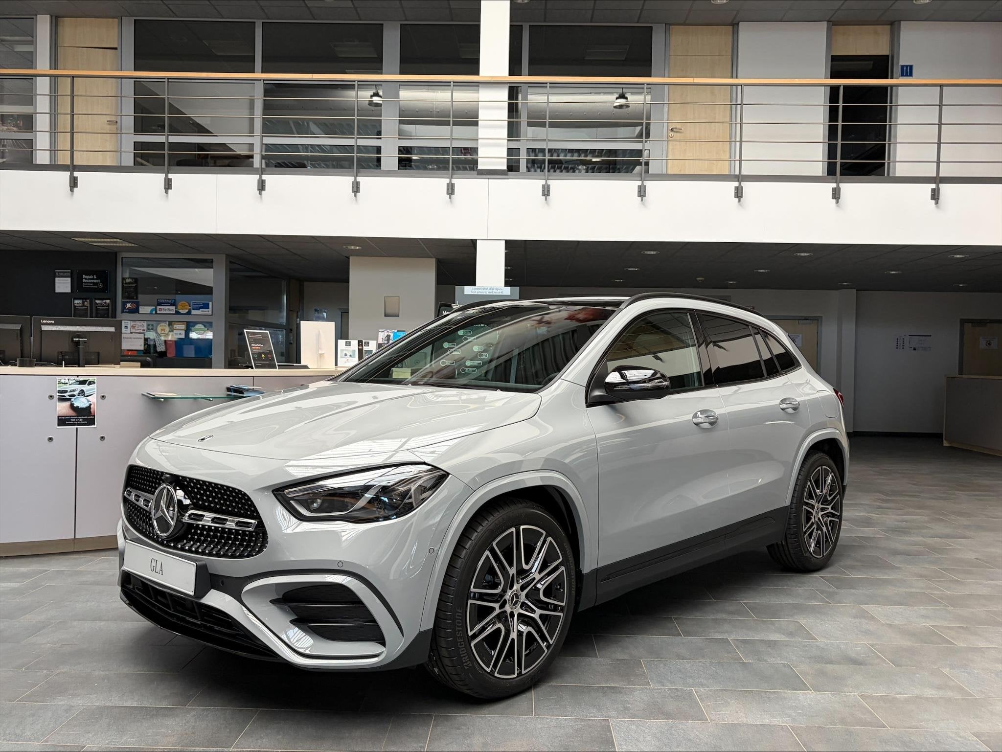 Mercedes-Benz GLA GLA 180 140 Years Edition Nieuwe wagen DOS, Auto's, Mercedes-Benz, Zwart, 4 cilinders, 136 pk, Bedrijf