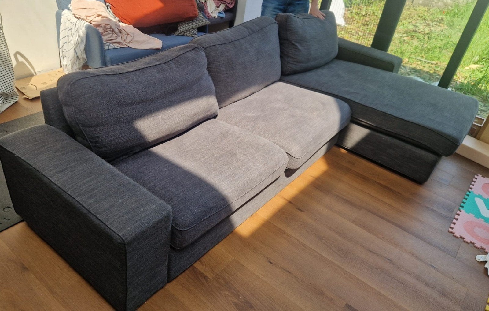 Kivik 4-zitsbank met chaise longue, Gunnard middengrijs, Huis en Inrichting, Zetels | Complete zithoeken, Ophalen