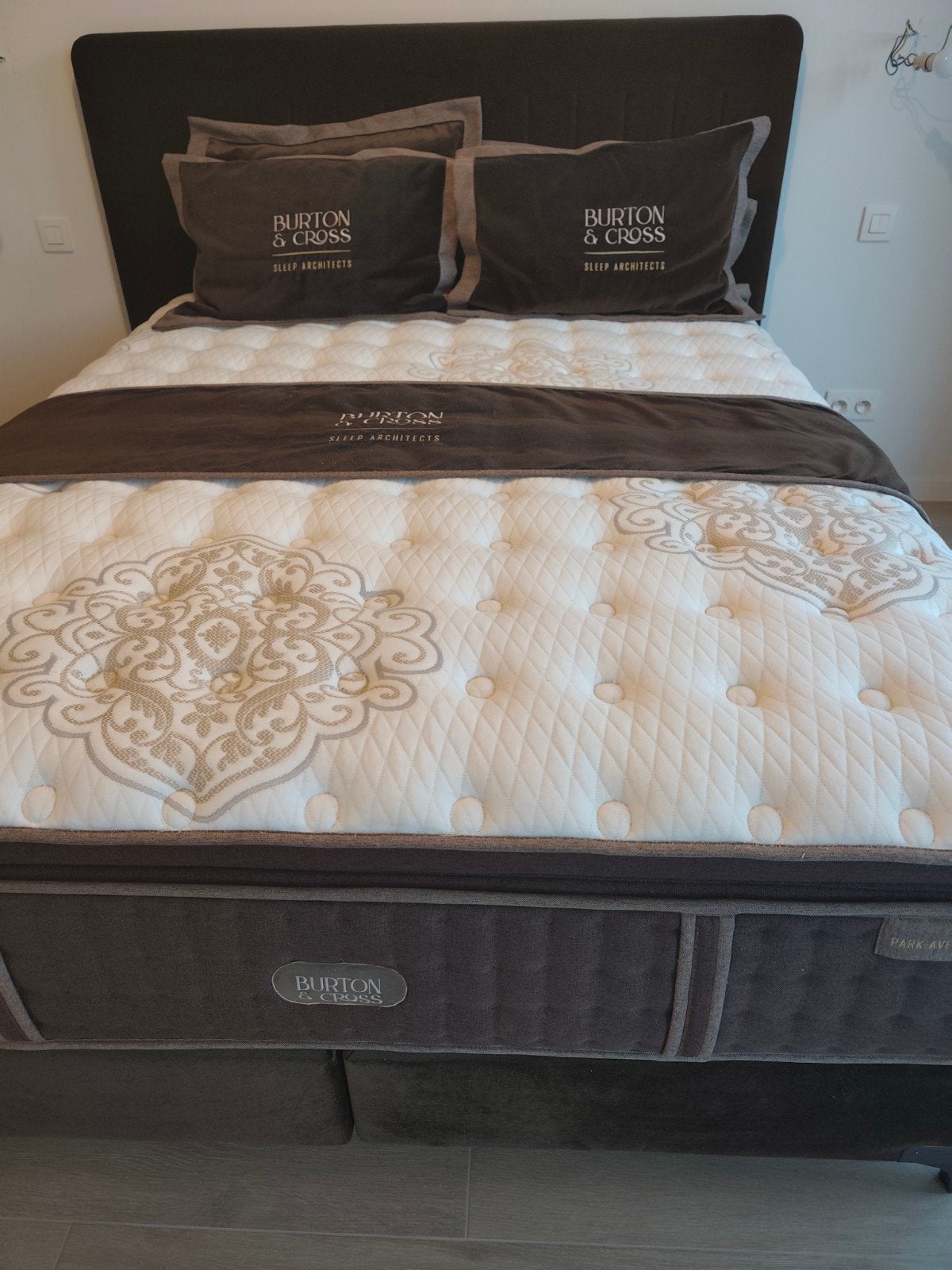 Nieuw bed van hoge kwaliteit 200/2000!, Ophalen, Beige, Nieuw, Overige maten
