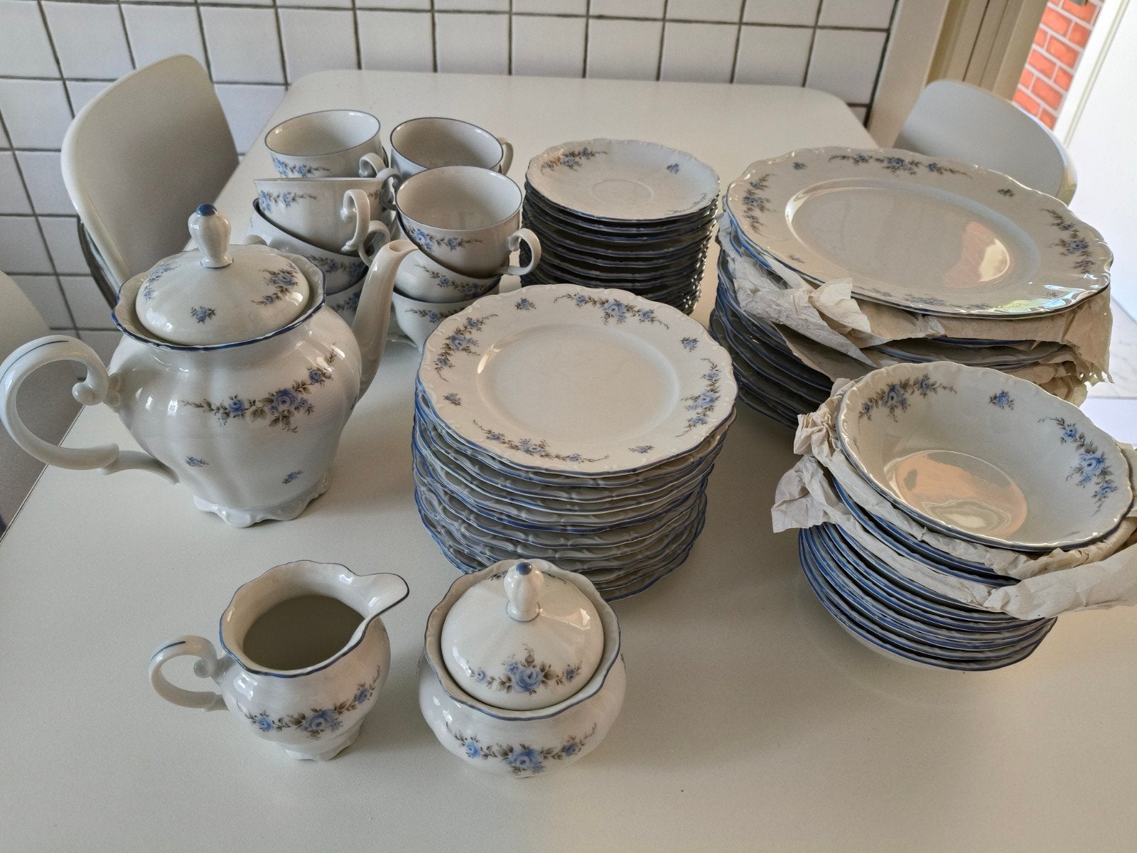 12-delig servies Bavaria Rose, Huis en Inrichting, Ophalen, Zo goed als nieuw, Compleet servies