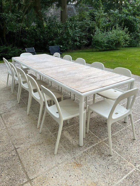 Tuintafel 3 meter lang met 12 witte stapelbare stoelen, Tuin en Terras, Ophalen, Zo goed als nieuw, Hout