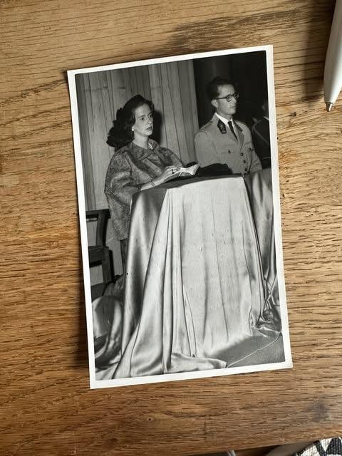 foto Boudewijn Fabiola biddend, Verzamelen, Kaart, Foto of Prent, Info@boudfa.bi, Ophalen of Verzenden, Zo goed als nieuw