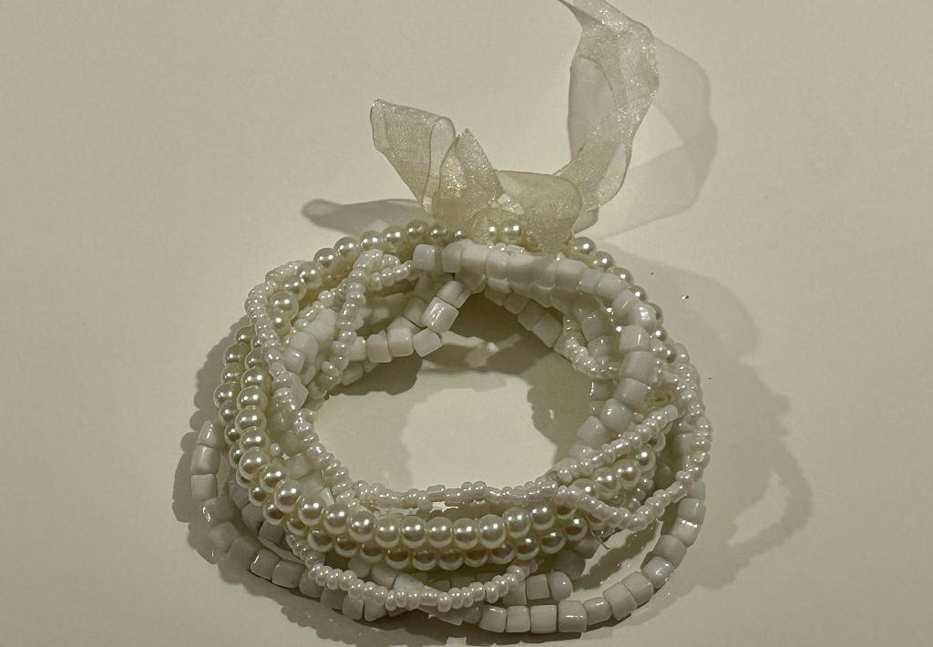Witte stretch kralenarmband, Handtassen en Accessoires, Armbanden, Ophalen of Verzenden, Nieuw, Wit, Elastiek