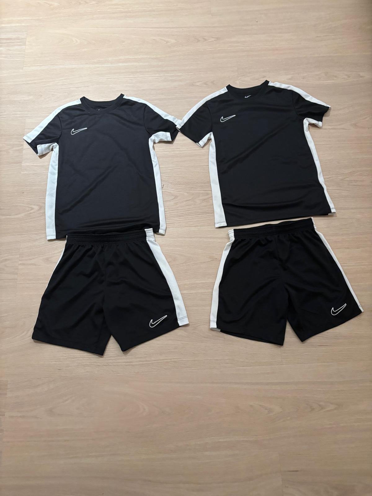 2 sporttenue’s Nike 10 jaar, Enfants & Bébés, Enlèvement, Comme neuf