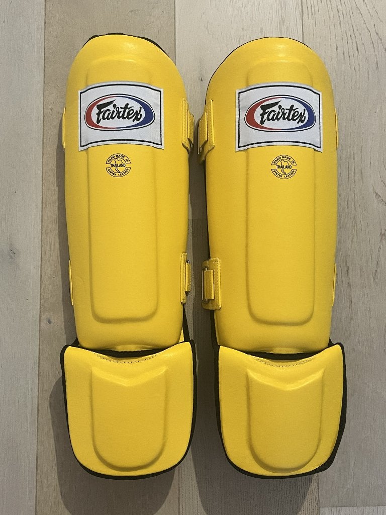 Fairtex Boxing Gloves and Shin Pads with a 30% discount, Sports & Fitness, Enlèvement ou Envoi, Comme neuf, Gants de boxe