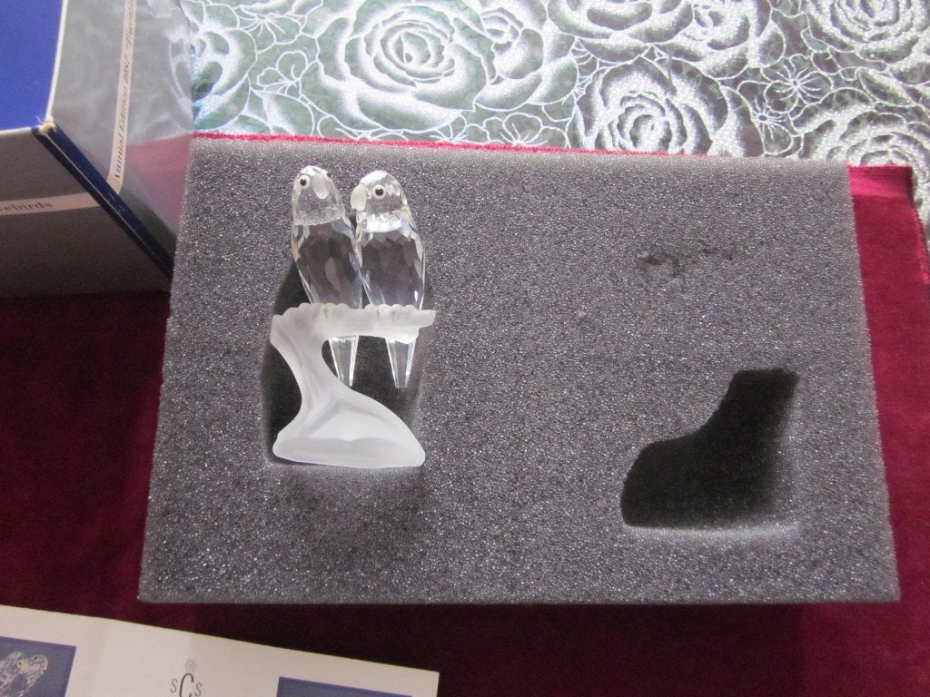 SWAROVSKI ALLER EERSTE UITGEGEVEN JAARSTUK LOVEBIRDS, Verzamelen, Ophalen of Verzenden, Zo goed als nieuw, Figuurtje