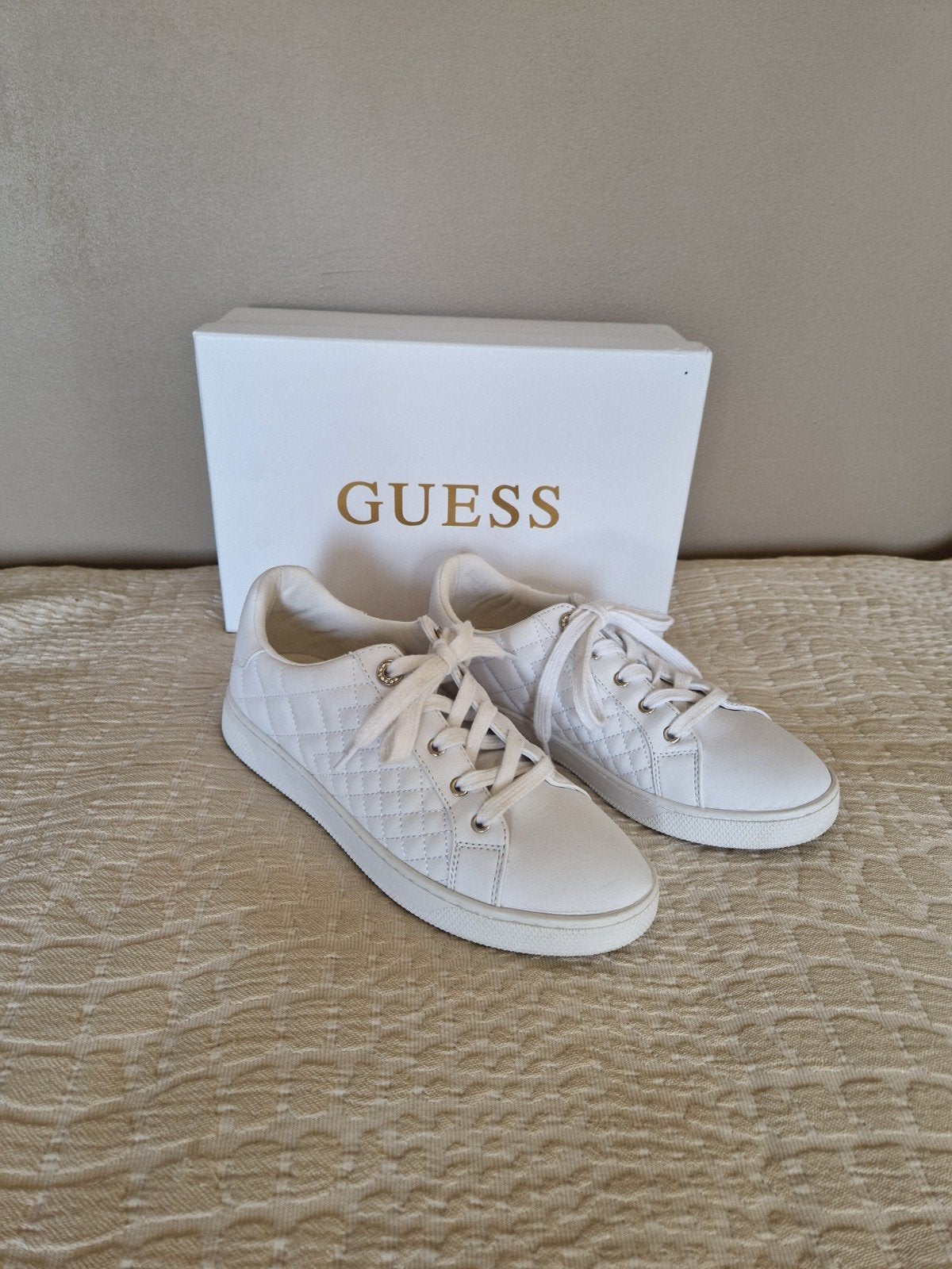 Baskets blanches marque GUESS pointure 39
pointure 39, Guess, Enlèvement ou Envoi, Sneakers et Baskets, Porté