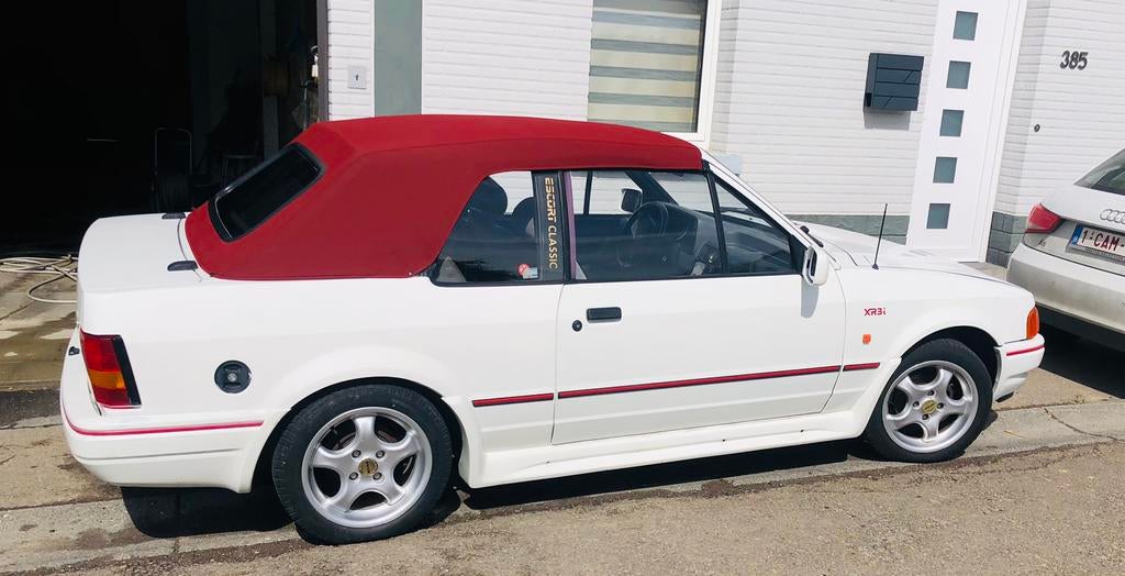 Voiture ancêtre Ford Escort cabriolet, Enlèvement