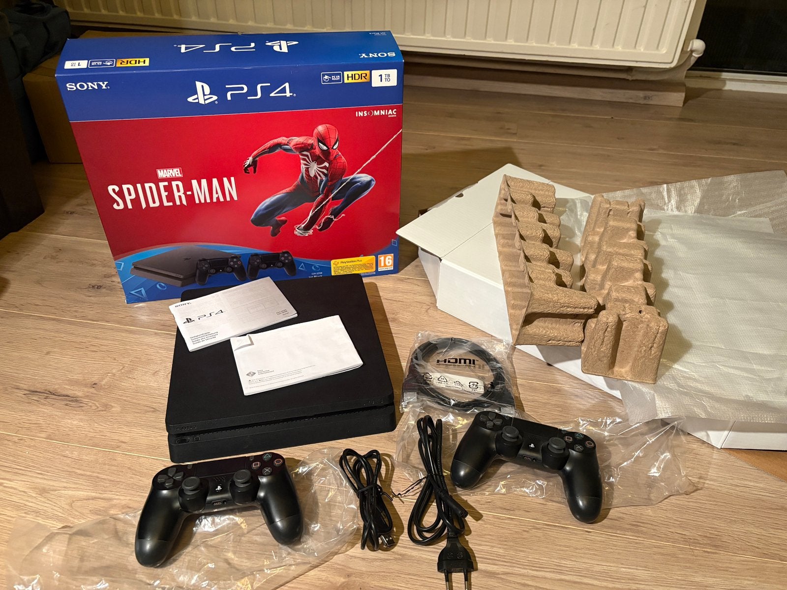 Sony PlayStation 4 Slim 1TB - Spider-Man Bundel | CIB, Met games, Met 2 controllers, Ophalen of Verzenden, Zo goed als nieuw
