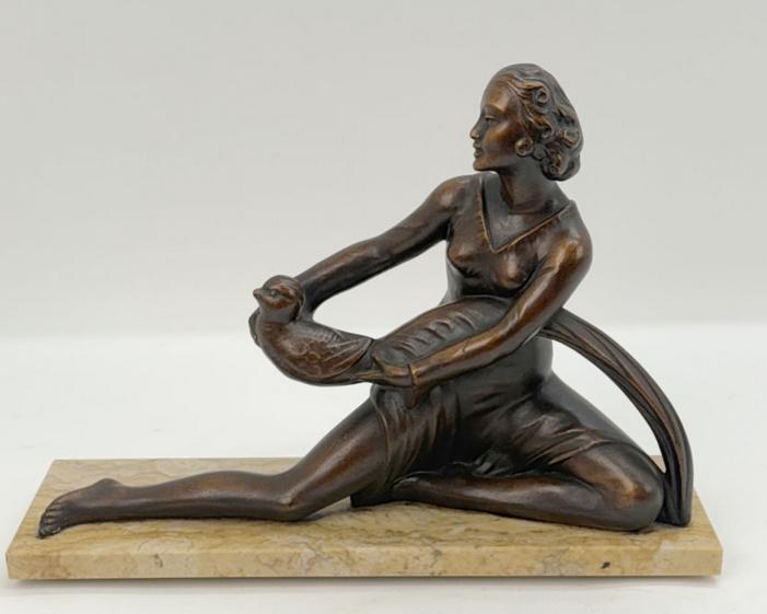 SECONDO M. getekend 'Zittende dame met vogel' Art Deco beeld, Enlèvement, Art deco, Statue, Oiseau