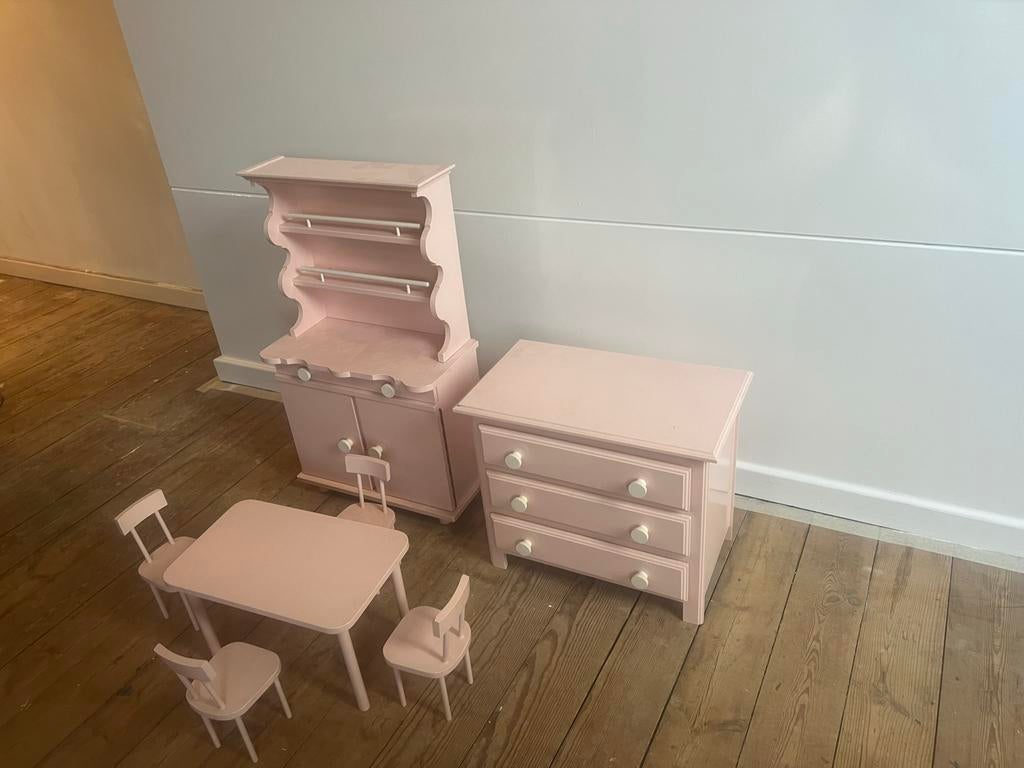 Mobiler de poupée table 4 chaises commode et vaiselier em, Collections, Maisons de poupées & Accessoires, Enlèvement, Comme neuf