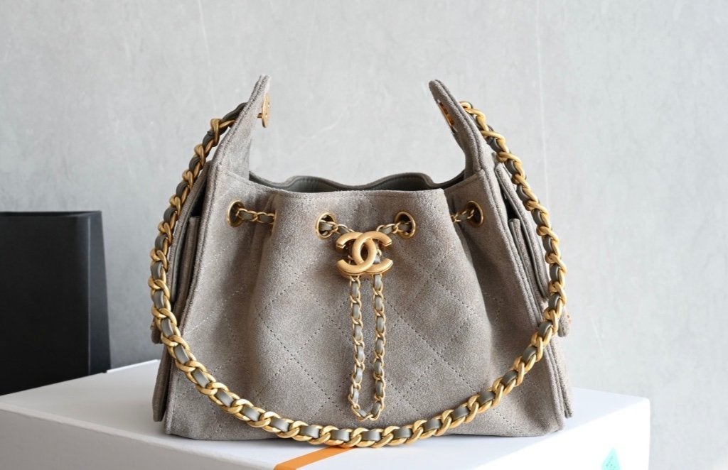 Chanel tas Mini Suede 25 Hobo Bag – Grey – Gold Hardware, Ophalen of Verzenden, Zo goed als nieuw, Grijs, Overige merken