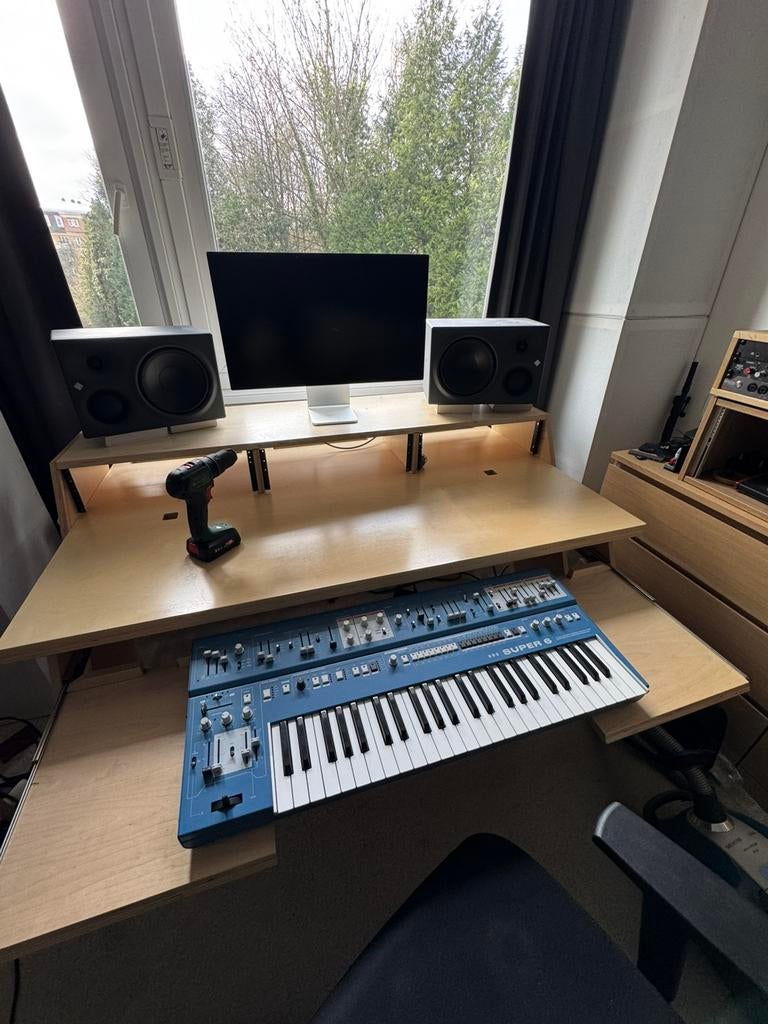 Output Platform Bureau, Ophalen, Zo goed als nieuw