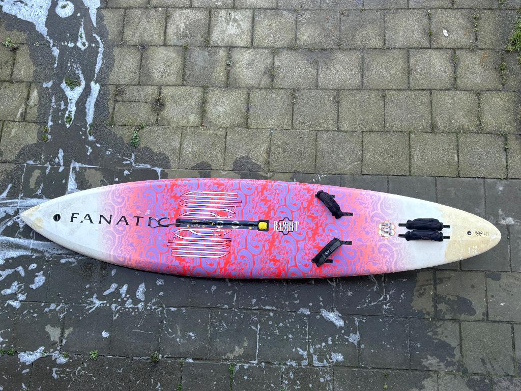 Fanatic Ultra Rabbit windsurfboard + vin + voetstraps, Watersport en Boten, Suppen, Ophalen, Gebruikt, SUP-boards