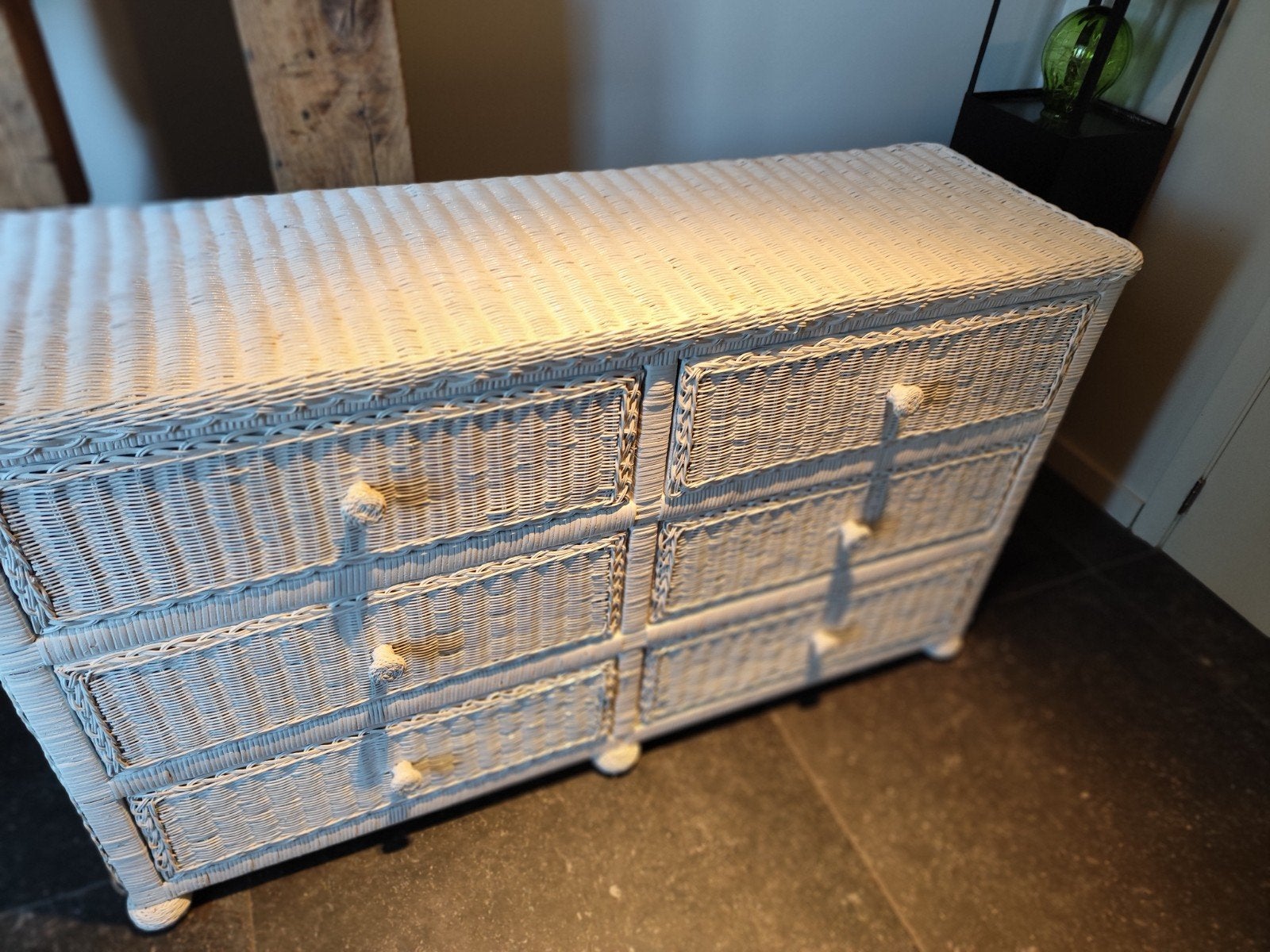 witte rotan kast, Ophalen