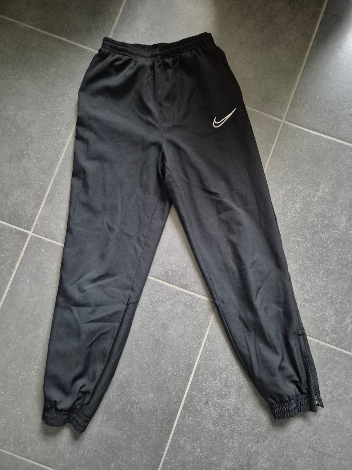 zwarte trainingsbroek Nike - maat 147-158, Pantalon, Garçon ou Fille, Comme neuf, Enlèvement