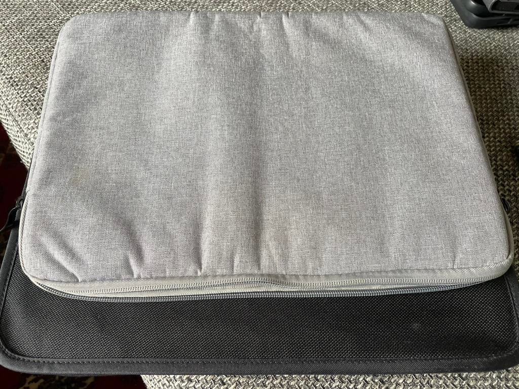 2 laptop/ tablet hoezen, Ophalen, 15 inch, Zo goed als nieuw