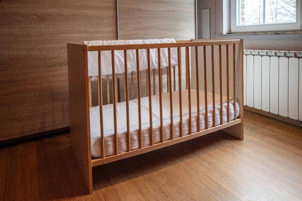 Lit en bois pour bébé + matelas, Kinderen en Baby's, Ophalen, Gebruikt, Ledikant