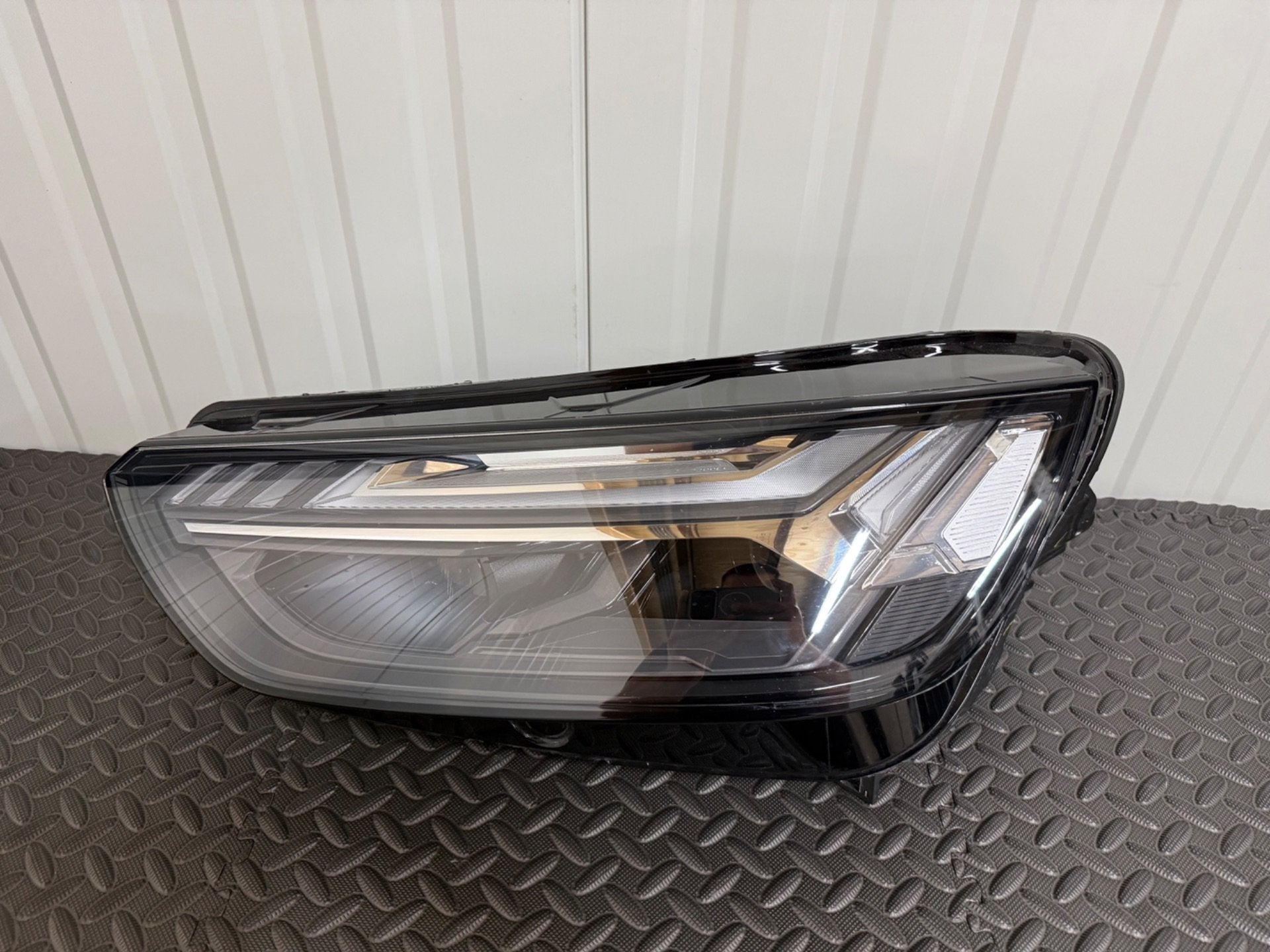 Phare avant gauche LED matriciel Audi Q5 80a941035e d'origin, Neuf, AUDI AG, Auto-Union-Strasse 1
85045  Ingolstadt, DE, Audi