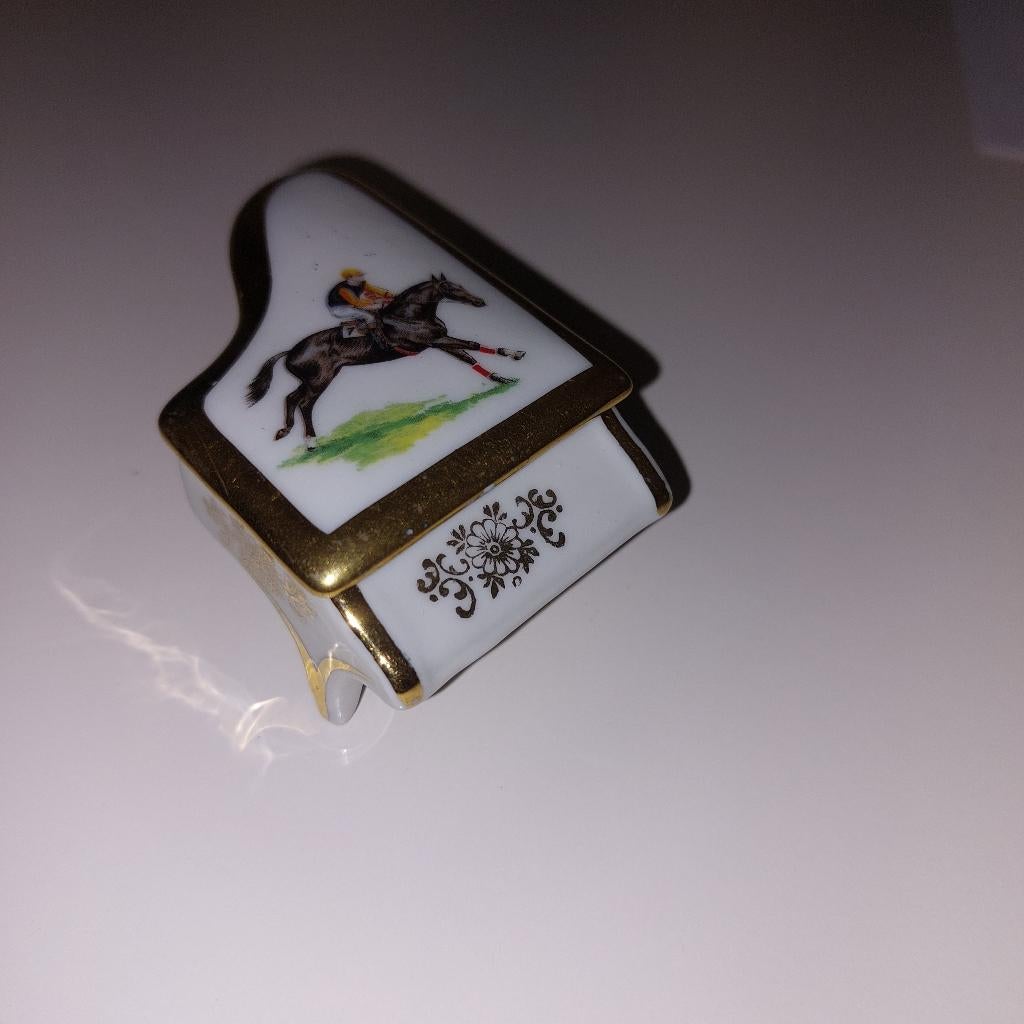 boîte à bijoux ancienne, Enlèvement